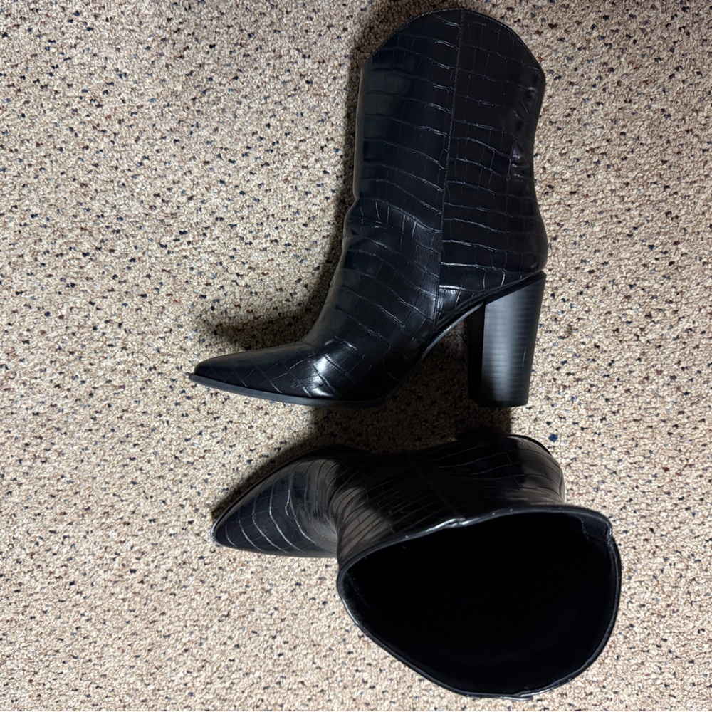 Black snakeskin pattern boots